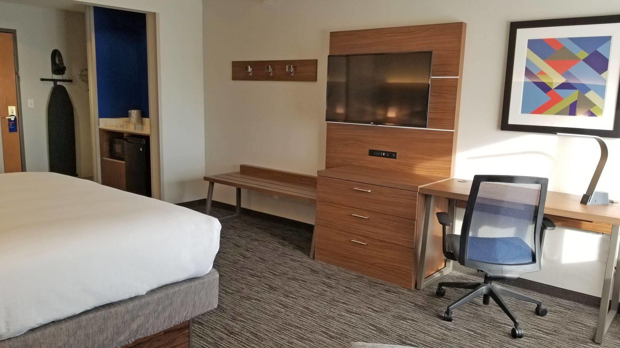 Holiday Inn Express Hotel & Suites Columbus By Ihg Экстерьер фото